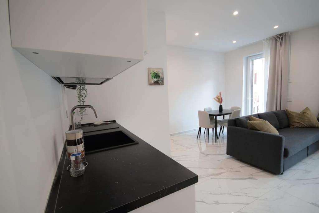 Chiaia Arcoleo House - Sofia Apartment Наполи Екстериор снимка
